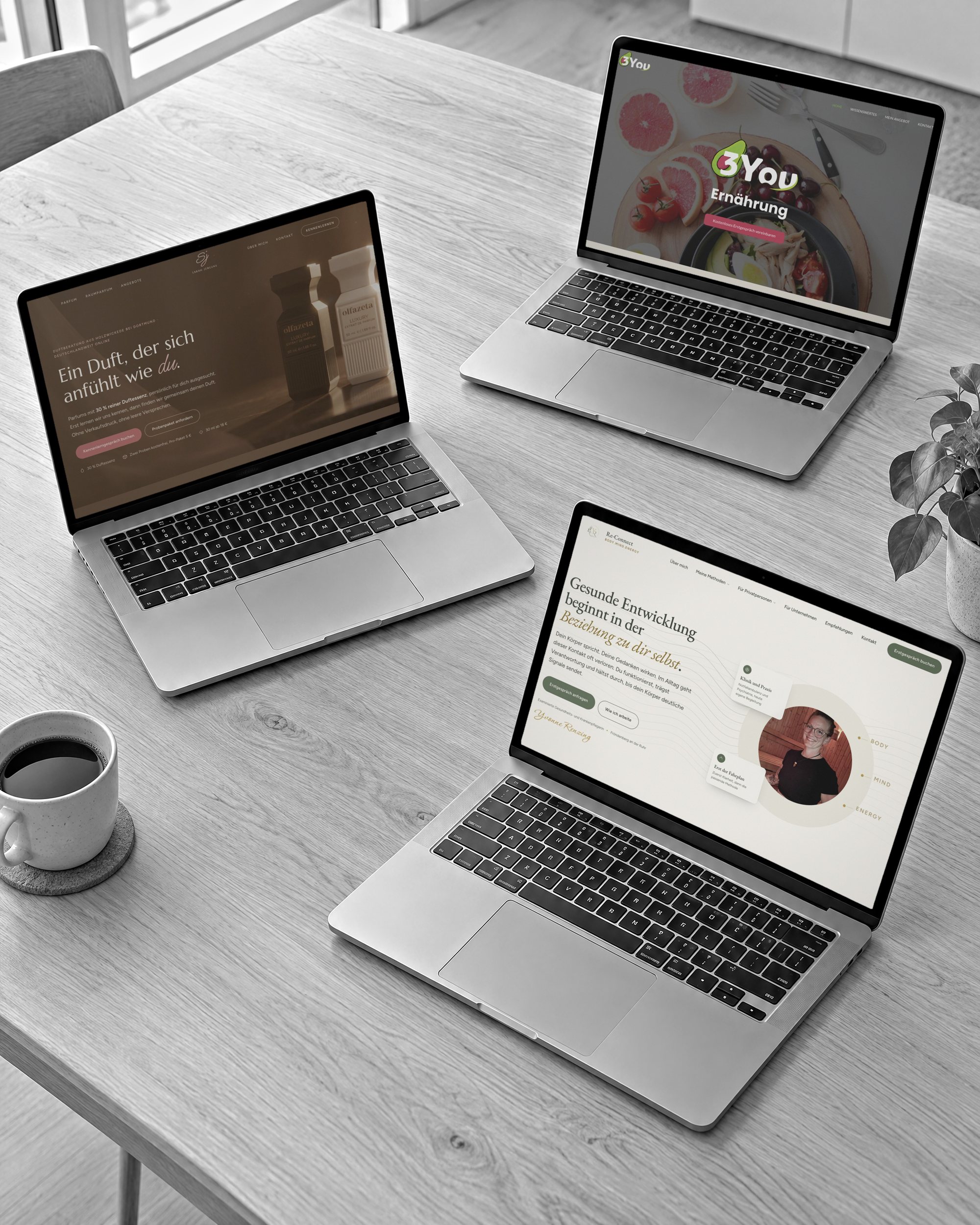 Drei Laptops mit den Websites von Sarah Jürgens, 3you und Re-Connect