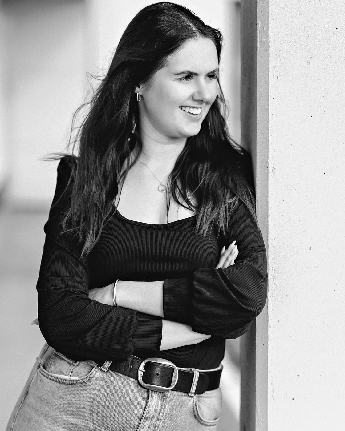 Leonie Rohde, Gründerin von Vidualdesign, mit verschränkten Armen an eine Wand gelehnt