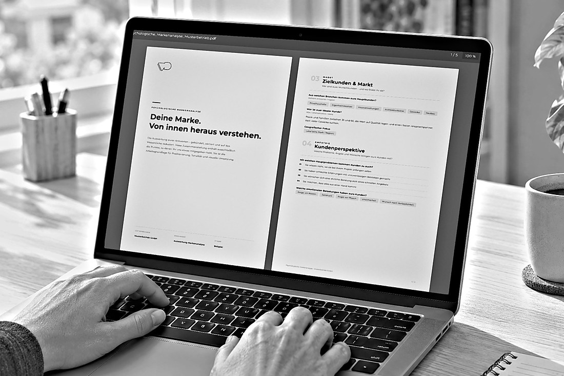Psychologische Markenanalyse als Dokument auf dem Laptop