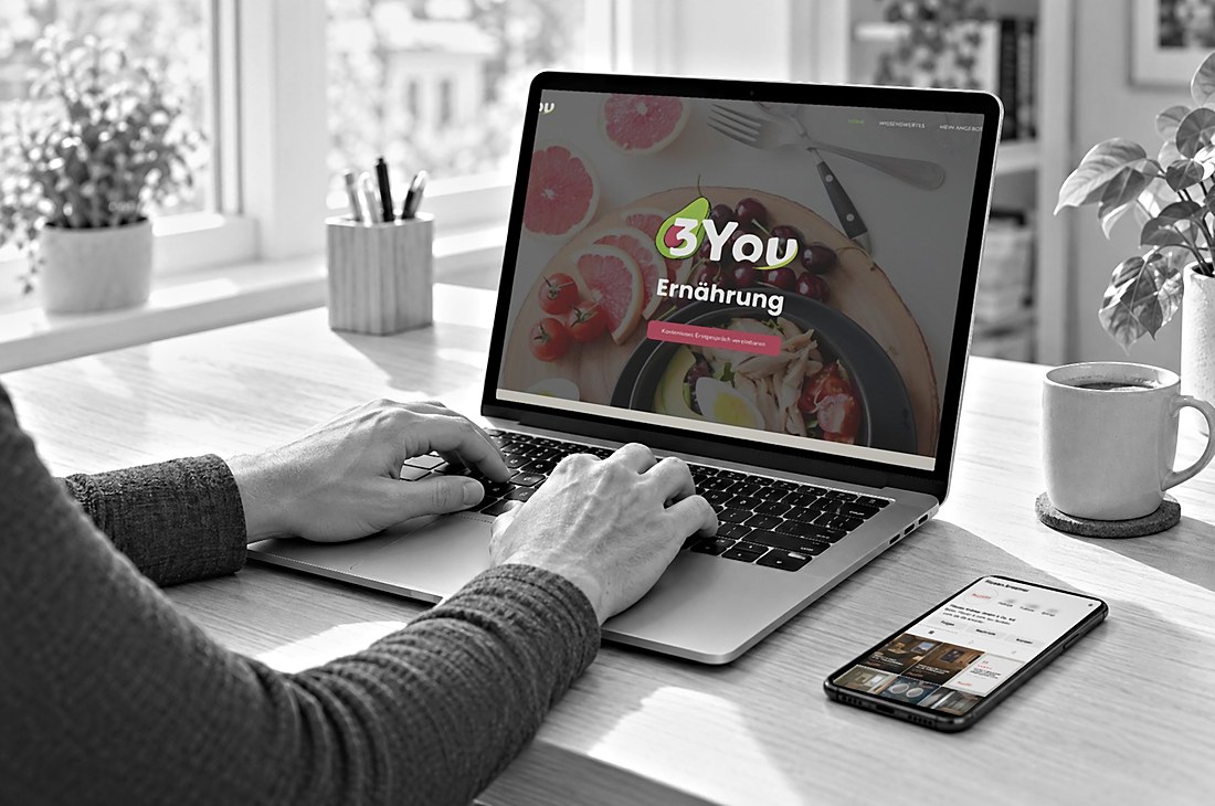 Die Website von 3you auf dem Laptop, daneben der Instagram-Kanal von Fliesen Krämer