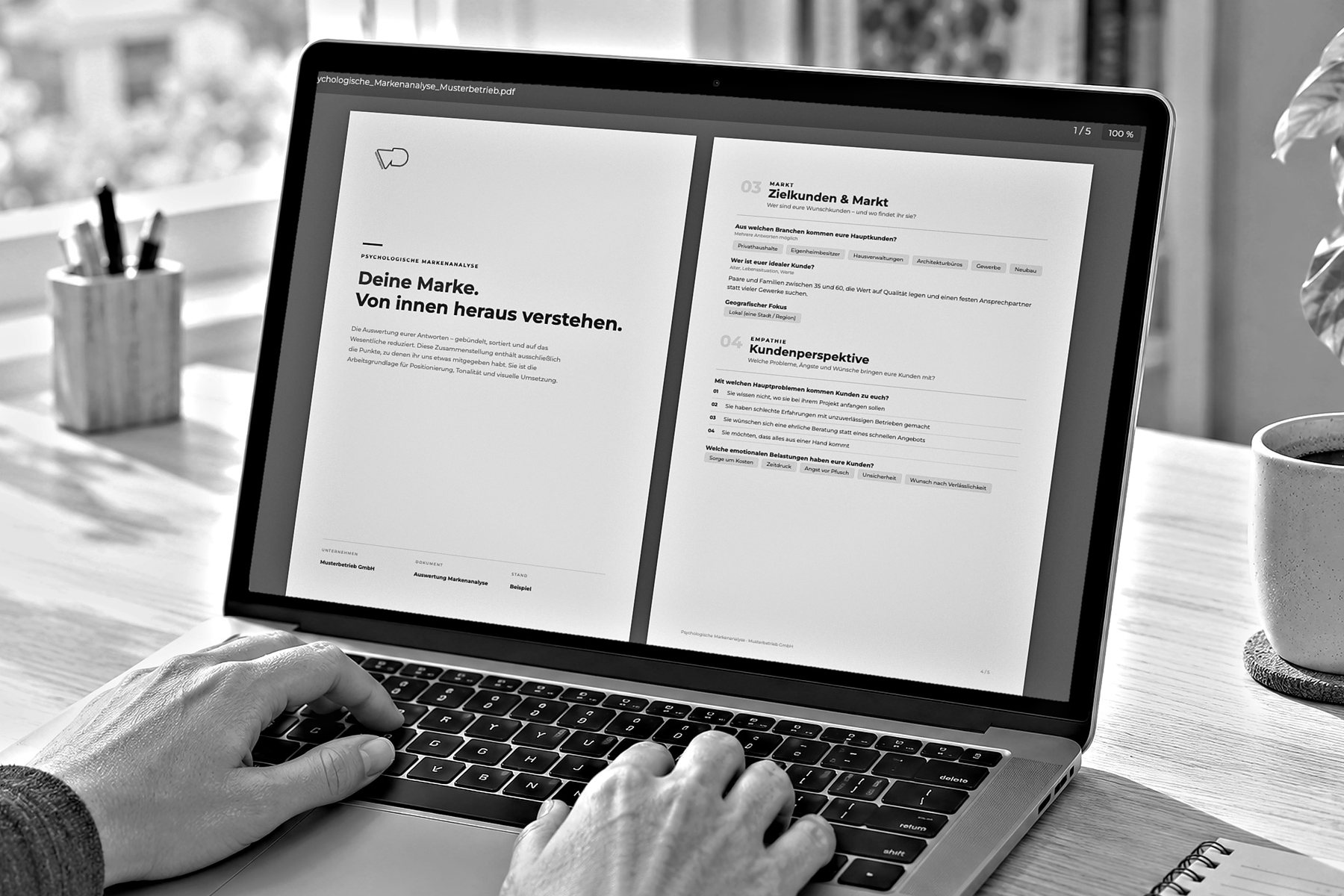 Psychologische Markenanalyse als Dokument auf dem Laptop